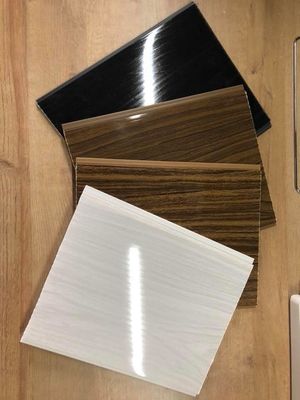 Lamellenförmig angeordnete PVC-Deckenplatte-Reinweiß PVC-Gremiums-Matte White PVC-Decken-Wand