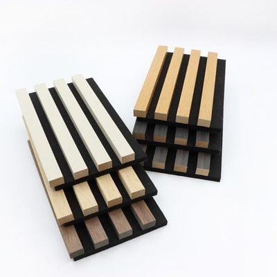 Akustische Wandpaneele aus Holzfasern mit Lamellen, 3 mm Schallschutz