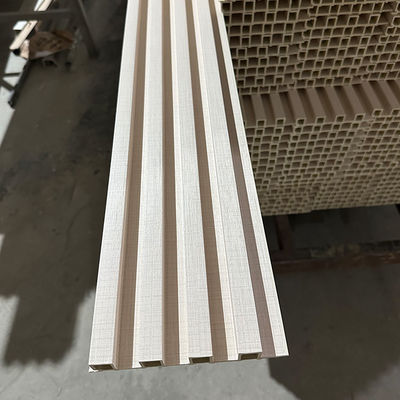 Hochwertige WPC-Wandverkleidung aus Fluten