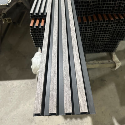 Hochwertige WPC-Wandverkleidung aus Fluten
