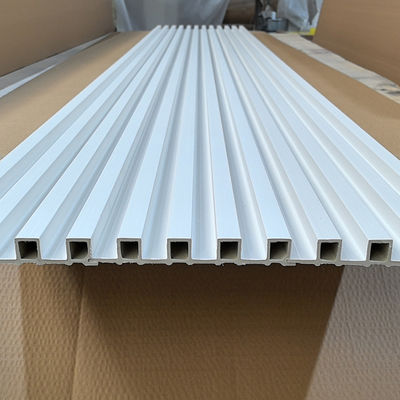 Hochwertige WPC-Wandverkleidung aus Fluten