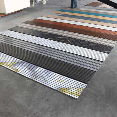 PVC-Deckenplatten für die Wand Wasserdicht Feuchtigkeitsdicht PVC-Wandplatten für den Laden Hotel Restaurant