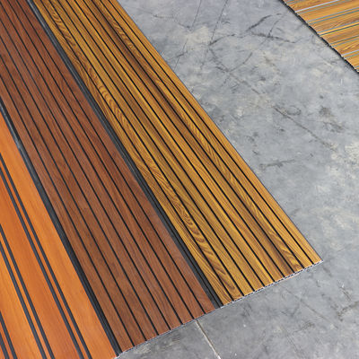 Holzmaserung PVC Deckenpaneel für Innenwände, kostengünstige Wandpaneel-Alternative zu Fliesen, pflegeleichte Wandverkleidung