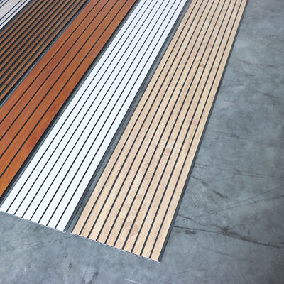 Feuchtigkeitsbeständiges, einfach zu installierendes geriffeltes PVC-Deckenwandpaneel für die Deckenwanddekoration von Modern Interiors