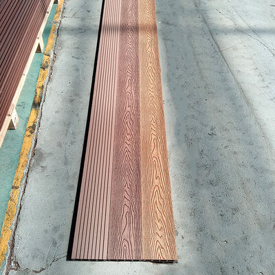Co-Extrudierte WPC-Wanddecking.