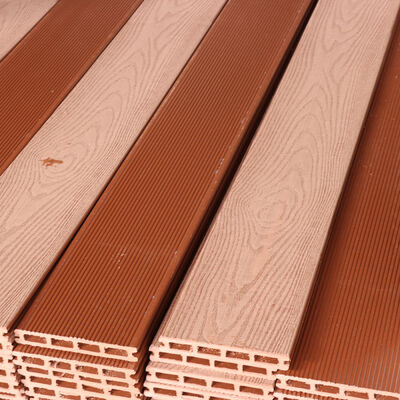 Co-Extrudierte WPC-Wanddecking.