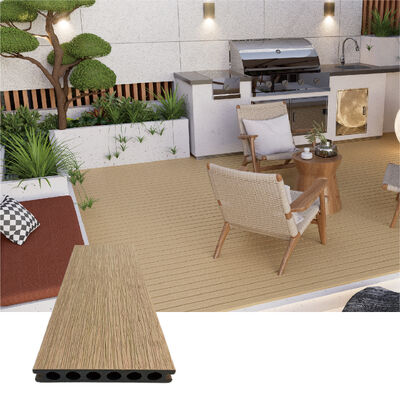 Dauerhafte WPC-Decking für den Außenbereich.