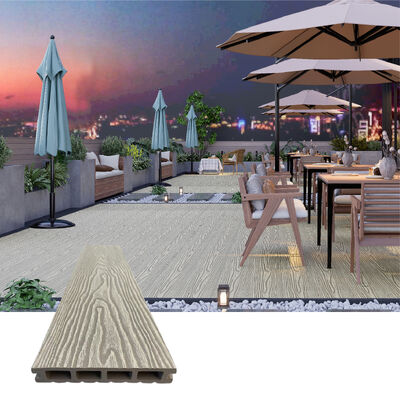 Dauerhafte WPC-Decking für den Außenbereich.