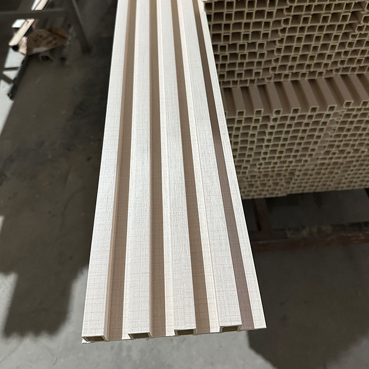 Hochwertige WPC-Wandverkleidung aus Fluten