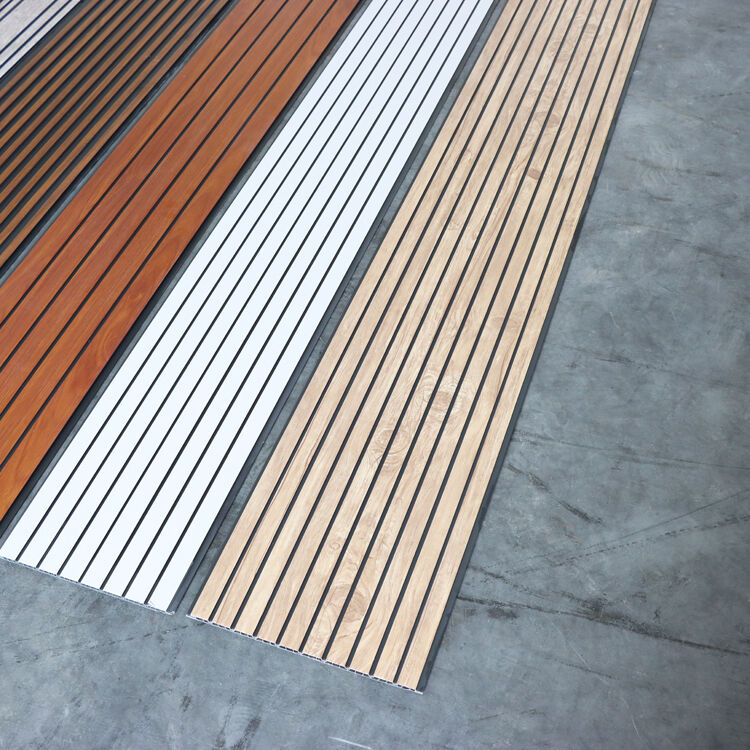 Feuchtigkeitsbeständiges, einfach zu installierendes geriffeltes PVC-Deckenwandpaneel für die Deckenwanddekoration von Modern Interiors