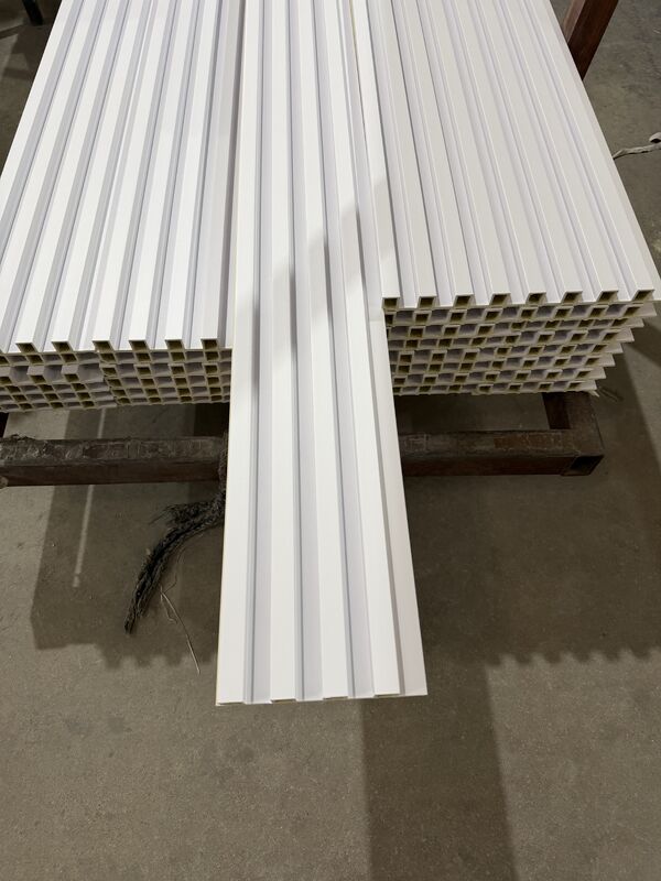 Individuell angepasste, umweltfreundliche Innenräume, unregelmäßige Gitterplatte, Wpc-Wandplatte 160x24