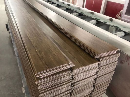 Dekoratives lamellenförmig angeordnetes Holz PVCDeckenverkleidung 25cm Plastikwand-Innenraum