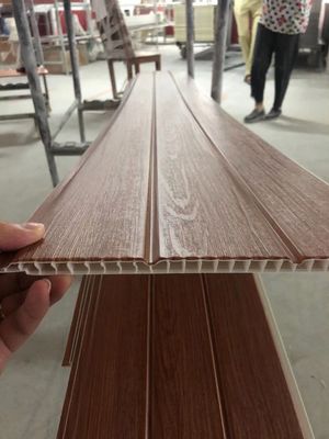 Dekoratives lamellenförmig angeordnetes Holz PVCDeckenverkleidung 25cm Plastikwand-Innenraum