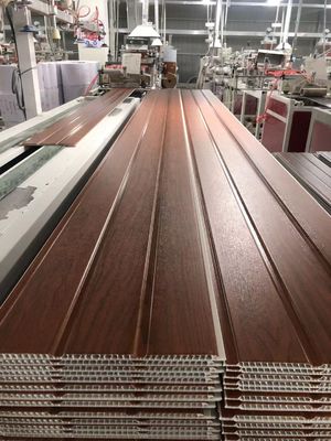 Dekoratives lamellenförmig angeordnetes Holz PVCDeckenverkleidung 25cm Plastikwand-Innenraum