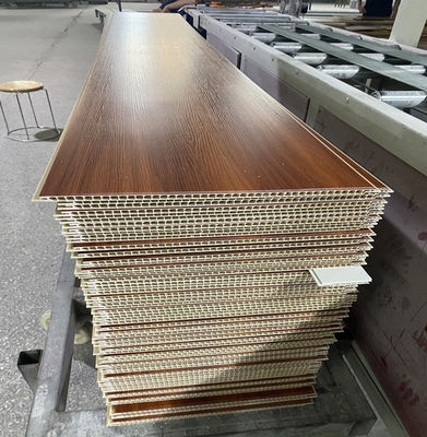Dekoratives lamellenförmig angeordnetes Holz PVCDeckenverkleidung 25cm Plastikwand-Innenraum
