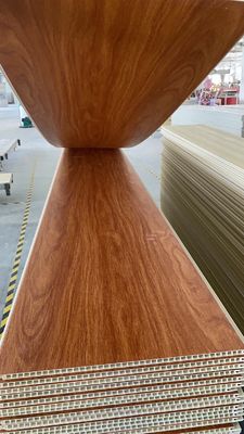 Dekoratives lamellenförmig angeordnetes Holz PVCDeckenverkleidung 25cm Plastikwand-Innenraum