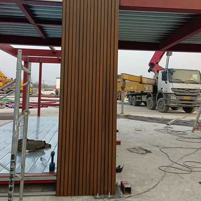 Moderne WPC-Wandplatten mit Holzkorntextur für Außendekoration