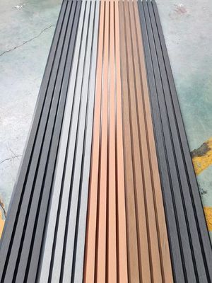 Moderne WPC-Wandplatten mit Holzkorntextur für Außendekoration